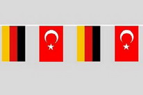 Flaggenkette Deutschland - Türkei
